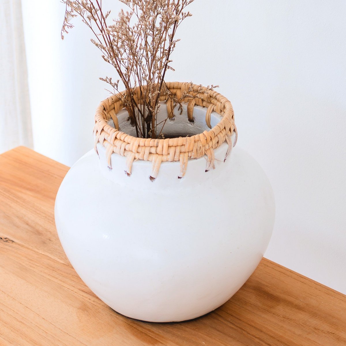 White vase – decorative round vase – small vase for dried flowers – handmade clay vase – flower vase made of clay and rattan (Ø 23 cm) TUBAN