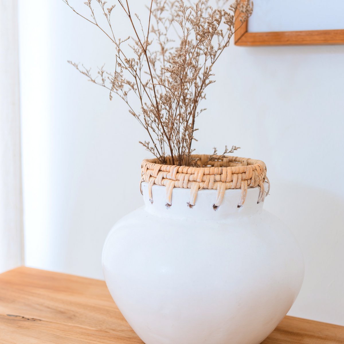 White vase – decorative round vase – small vase for dried flowers – handmade clay vase – flower vase made of clay and rattan (Ø 23 cm) TUBAN