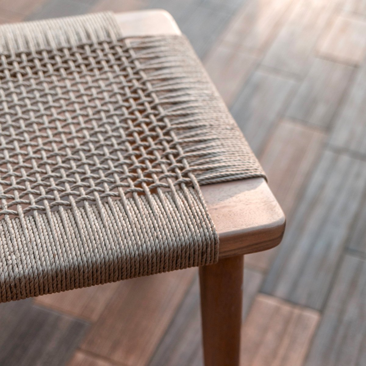Großer Holzhocker SUNDA aus Trembesi mit Sitzfläche aus gewebtem Recyclingpapier