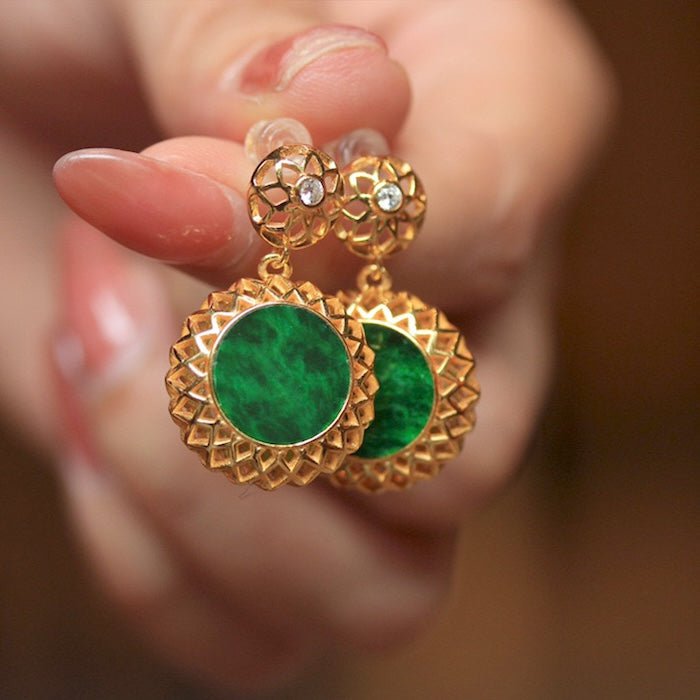 Leuchtende Ohrringe mit Jadeblumenrahmen 