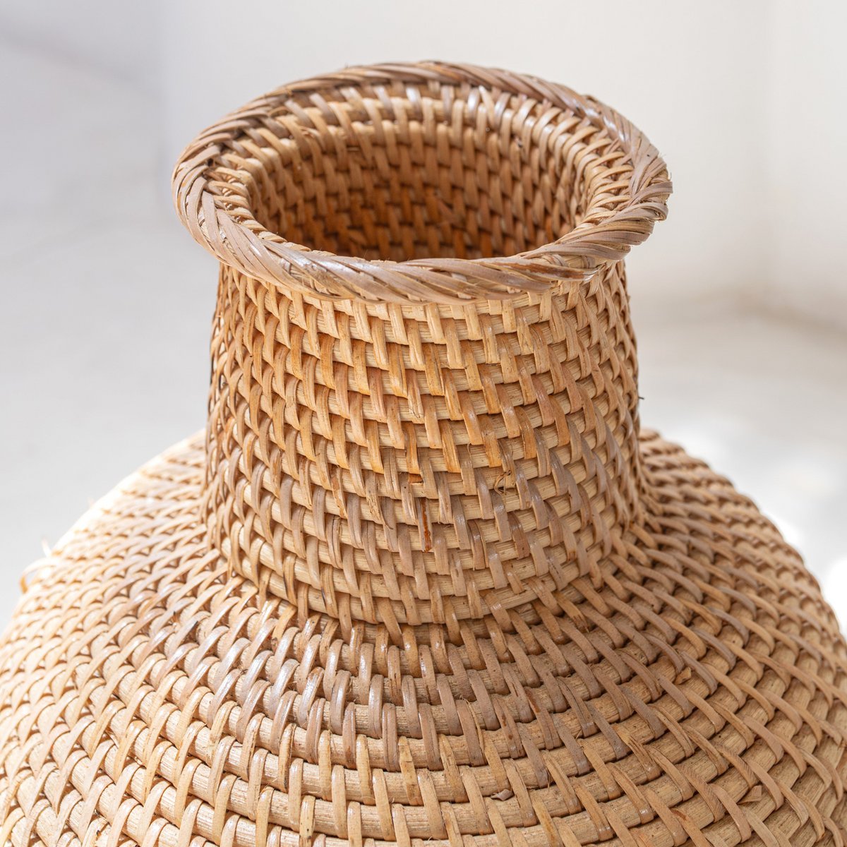 Geflochtene Boho Vase KAMARI aus Rattan und Holz