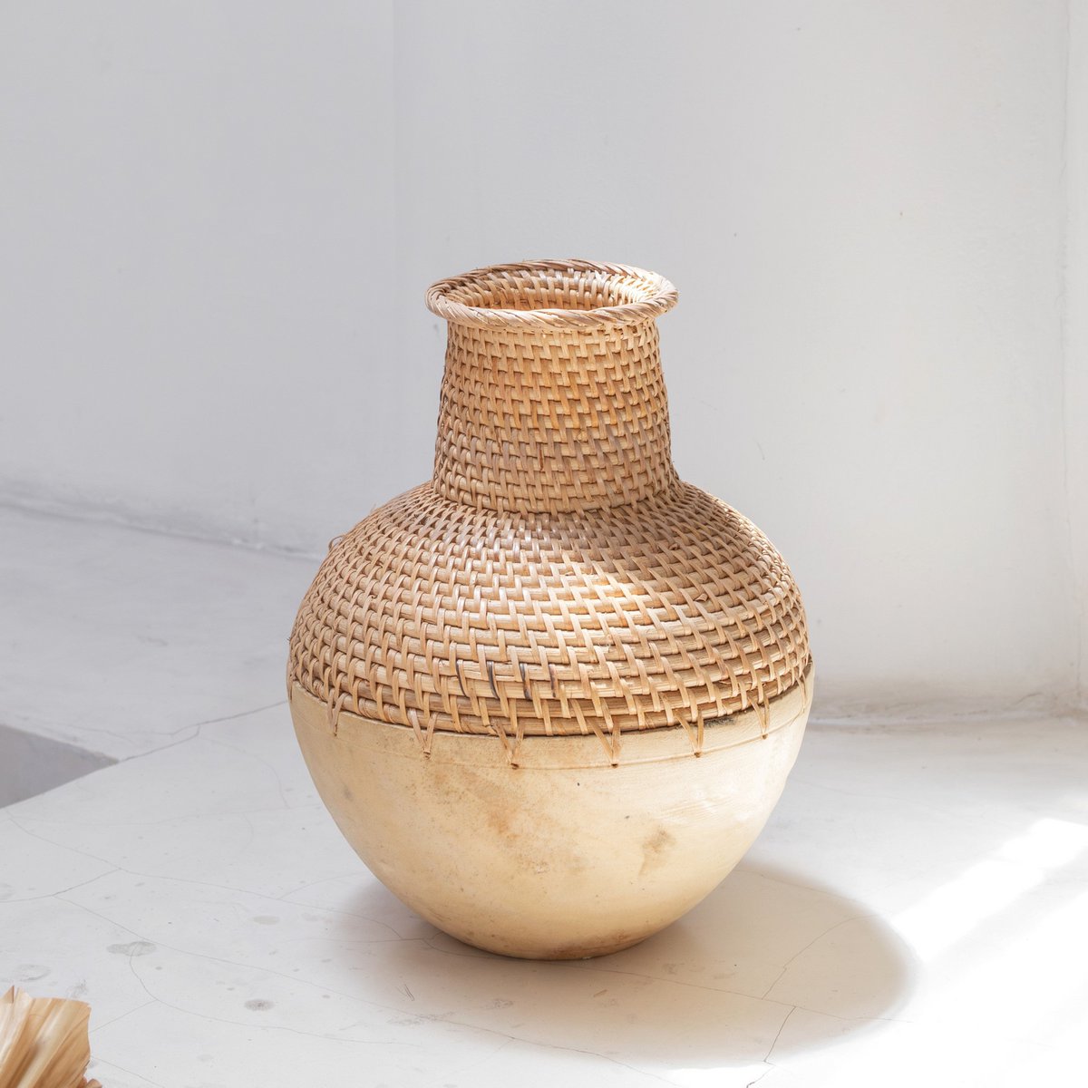Woven Boho Vase KAMARI made of rattan and wood