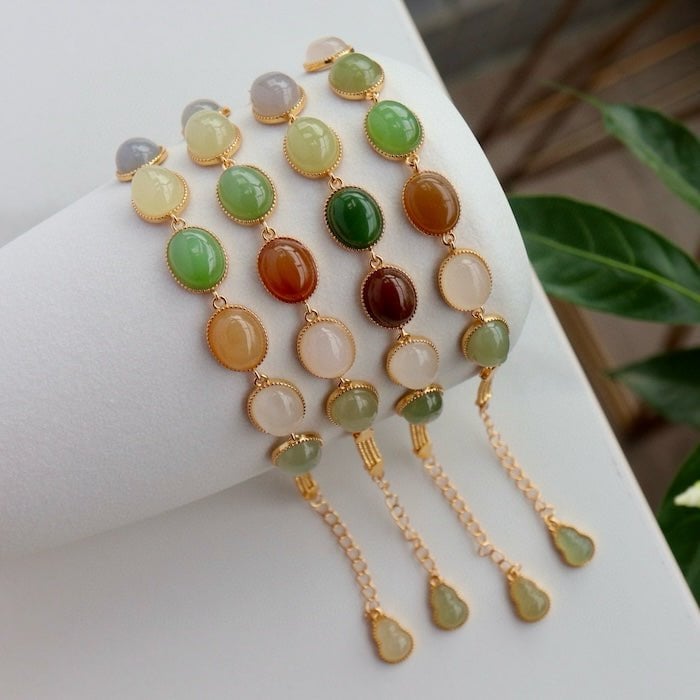 Regenbogenfarbenes Jadeperlenarmband