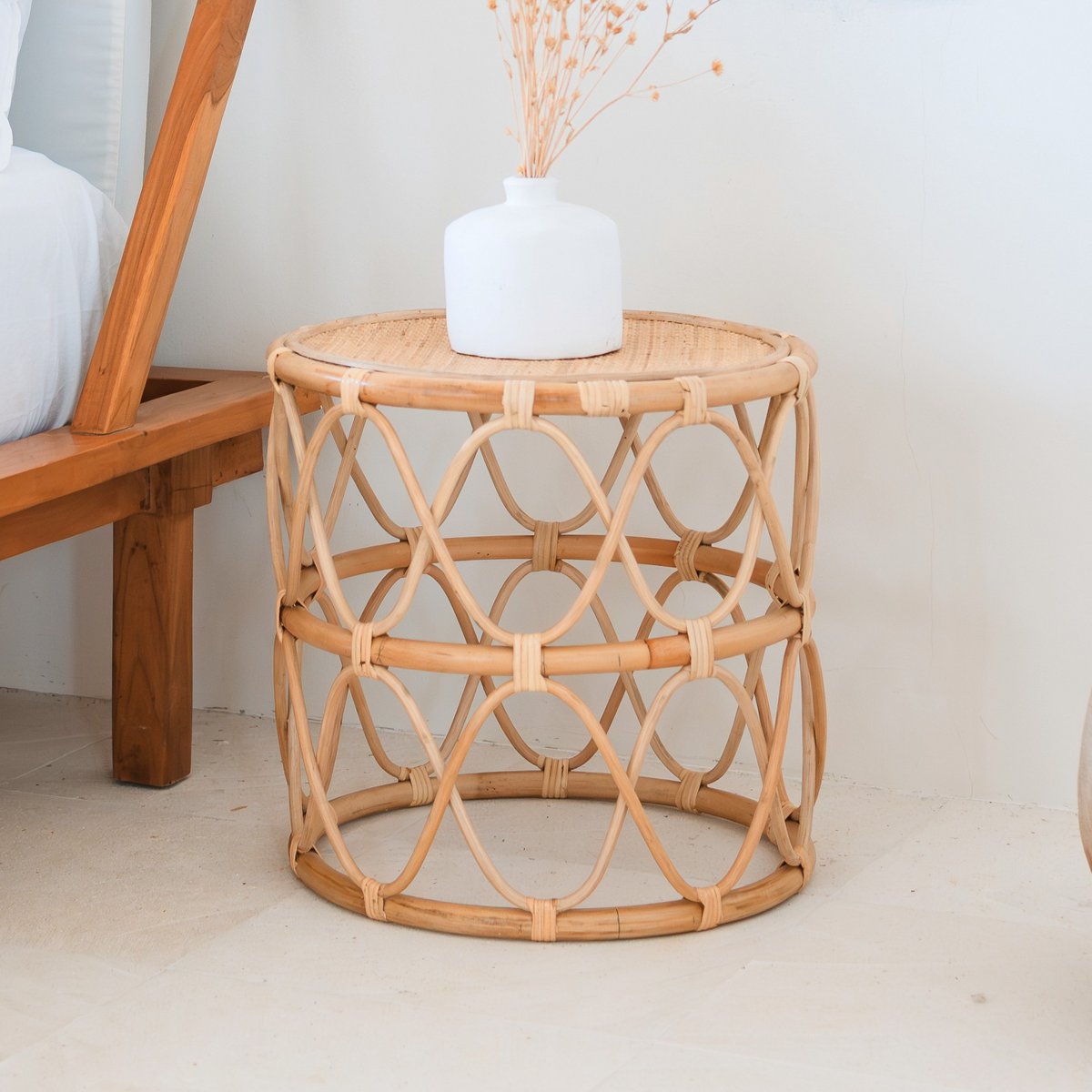 Round rattan side table – small boho coffee table – rattan bedside table beige – handmade table made of natural rattan (Ø 45 cm) MUARA