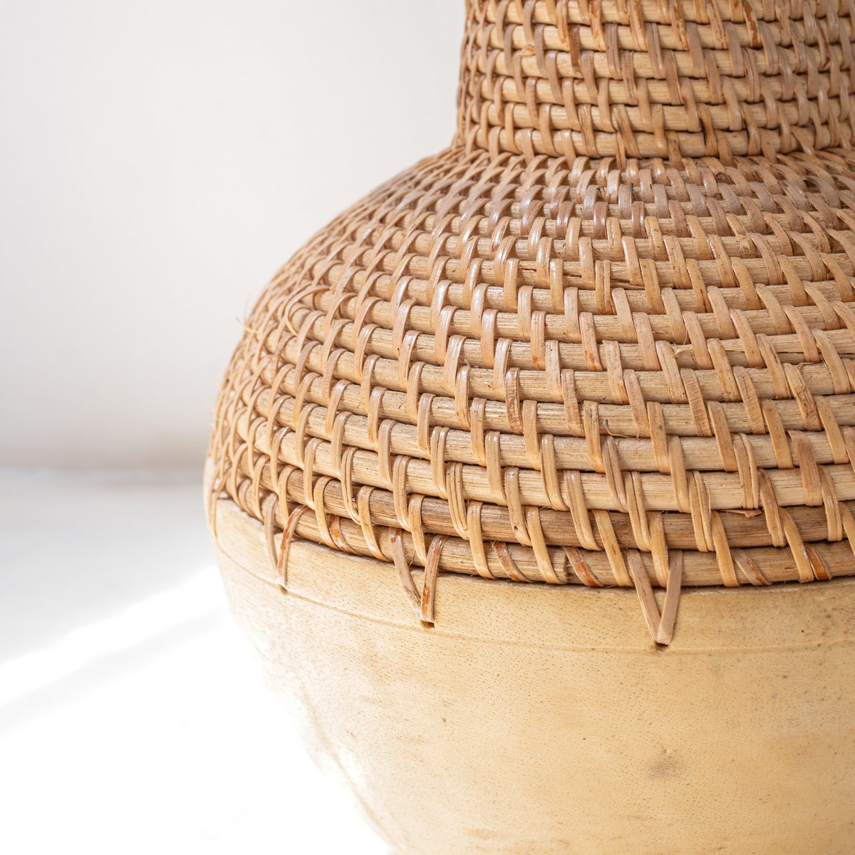 Geflochtene Boho Vase KAMARI aus Rattan und Holz